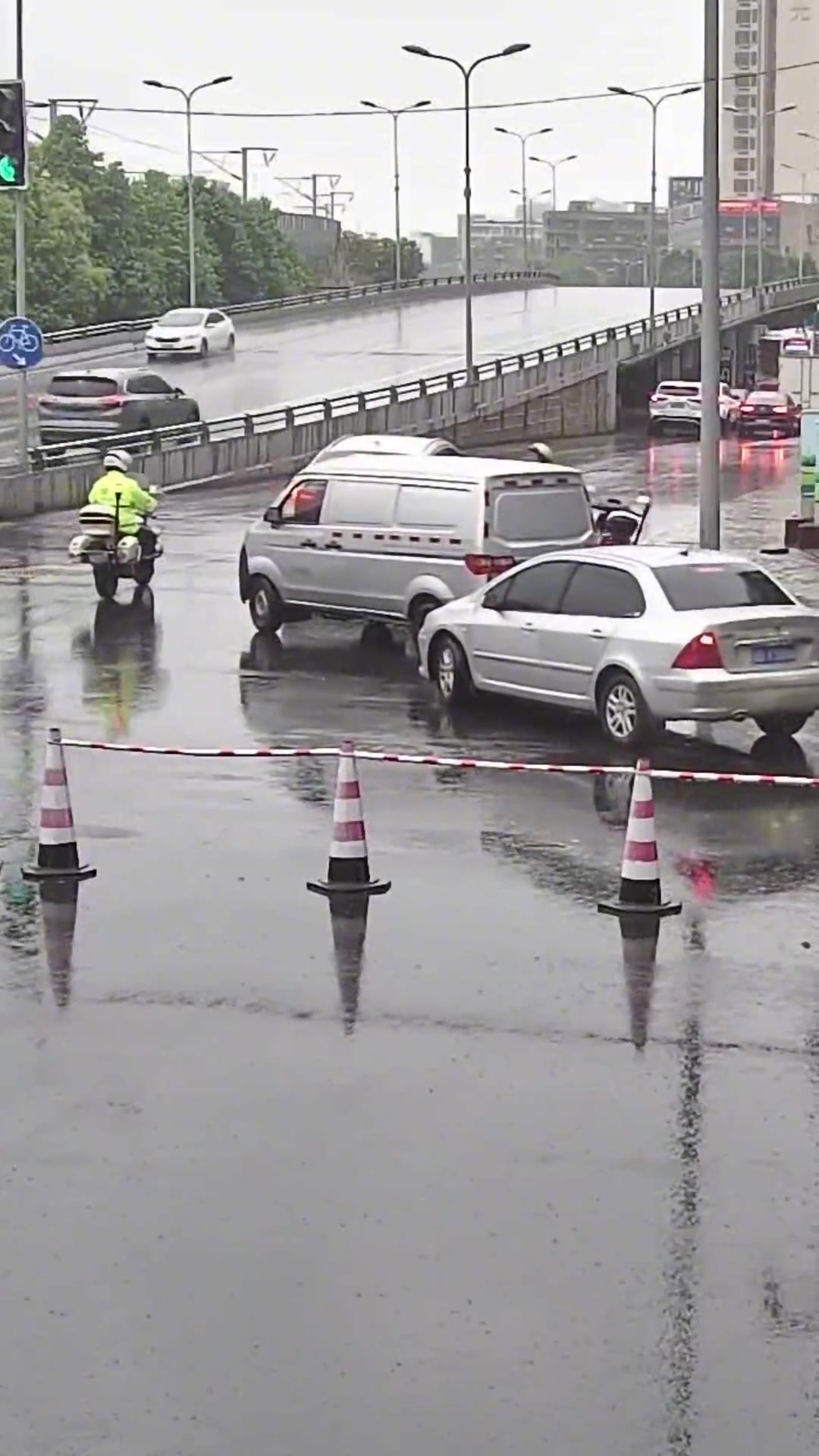 司机雨中求助，交警代驾医院。