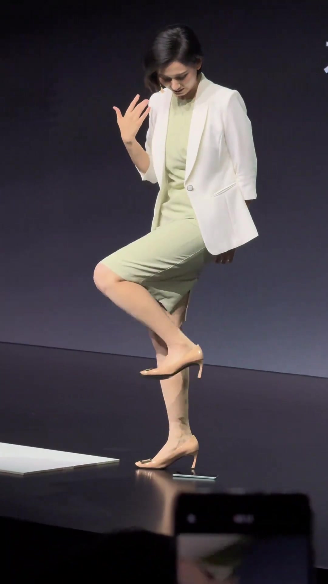 美女产品经理用高跟鞋踩手机，大家真只想看手机硬度？