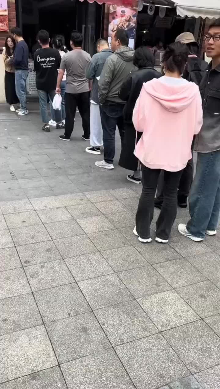 这是两家请演员倒班吗？