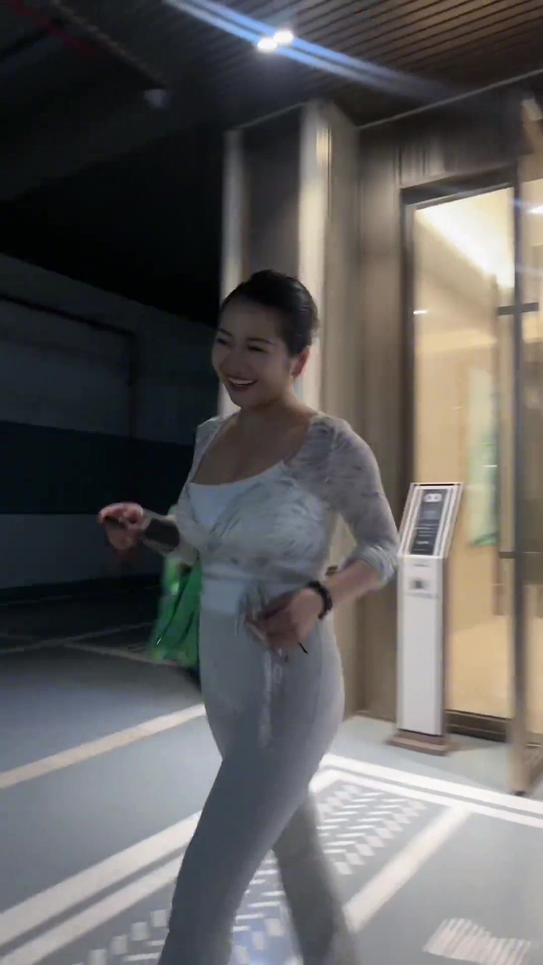 有这样的女同事，可真养眼~