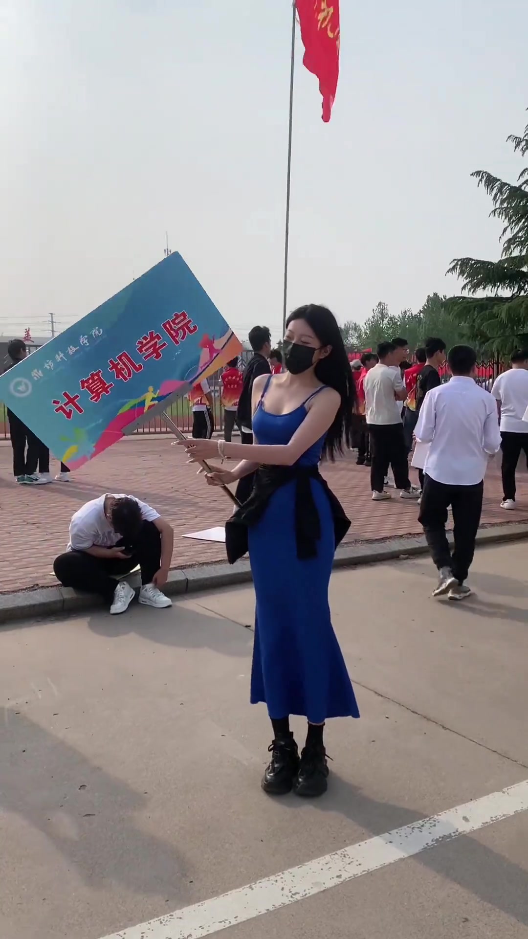 现在大学的学院举牌女生，可是越来越卷了啊！