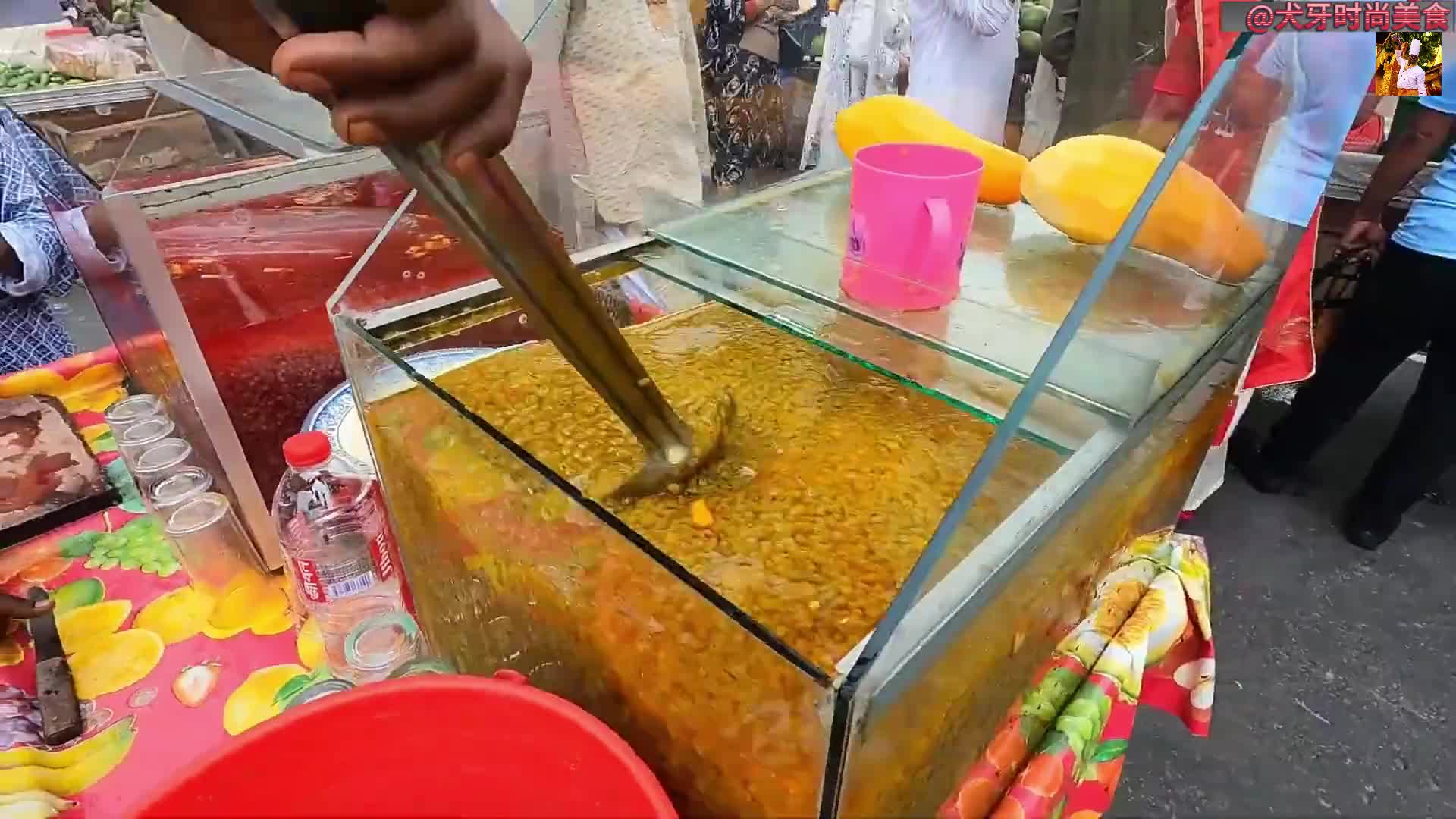 猛人才喜欢喝！印度街头鱼缸果汁