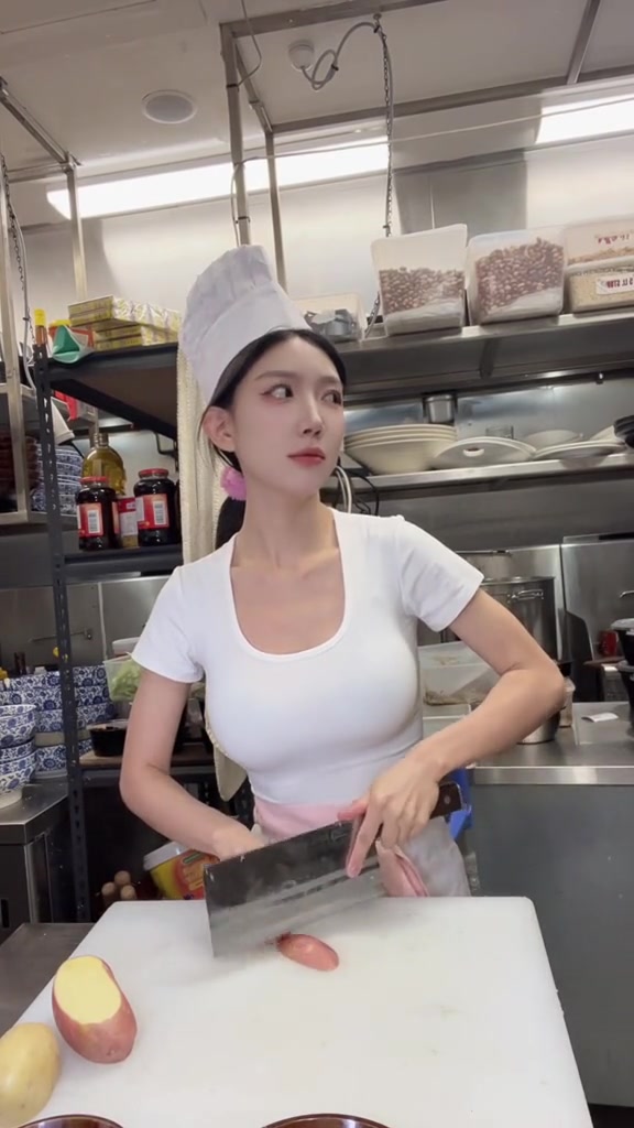 一时不知道是该看身材还是该看刀法了