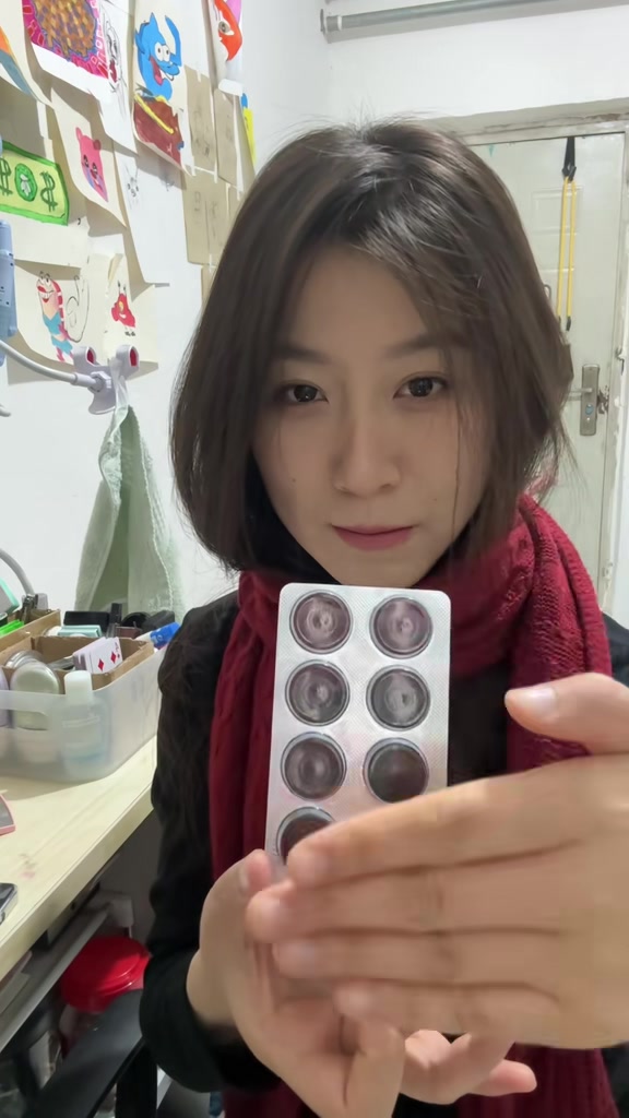 气质小姐姐表演有趣魔术