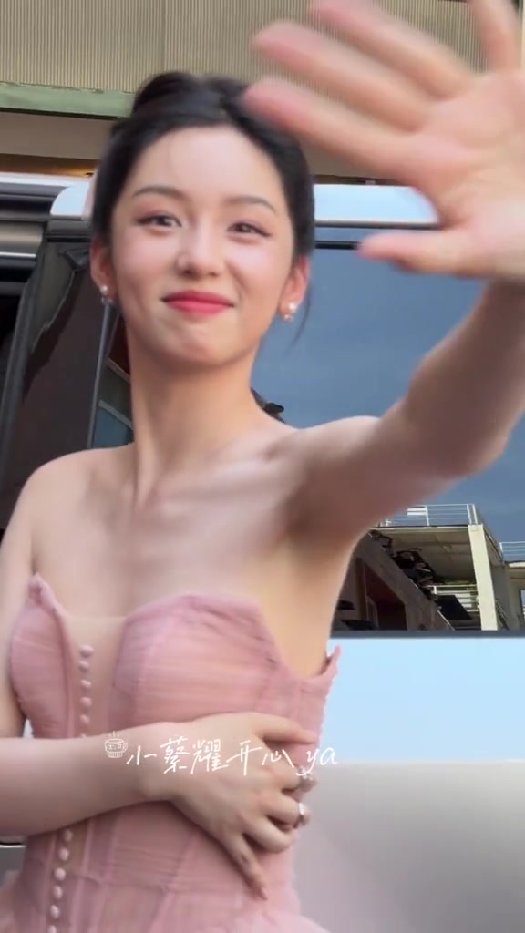 美女周也亮相活动现场 性感礼服似乎有点撑不开
