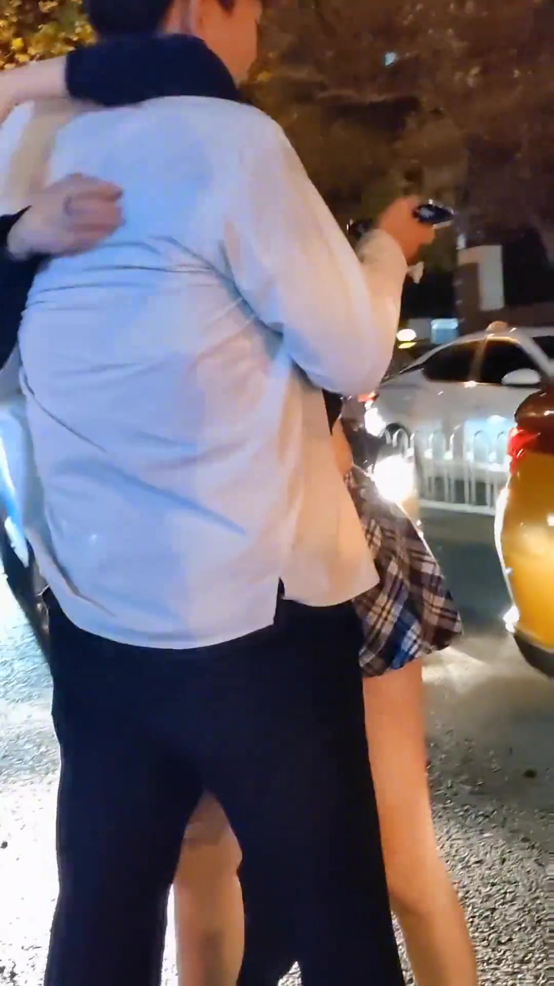 他俩怎么在街上玩起摔跤了呀