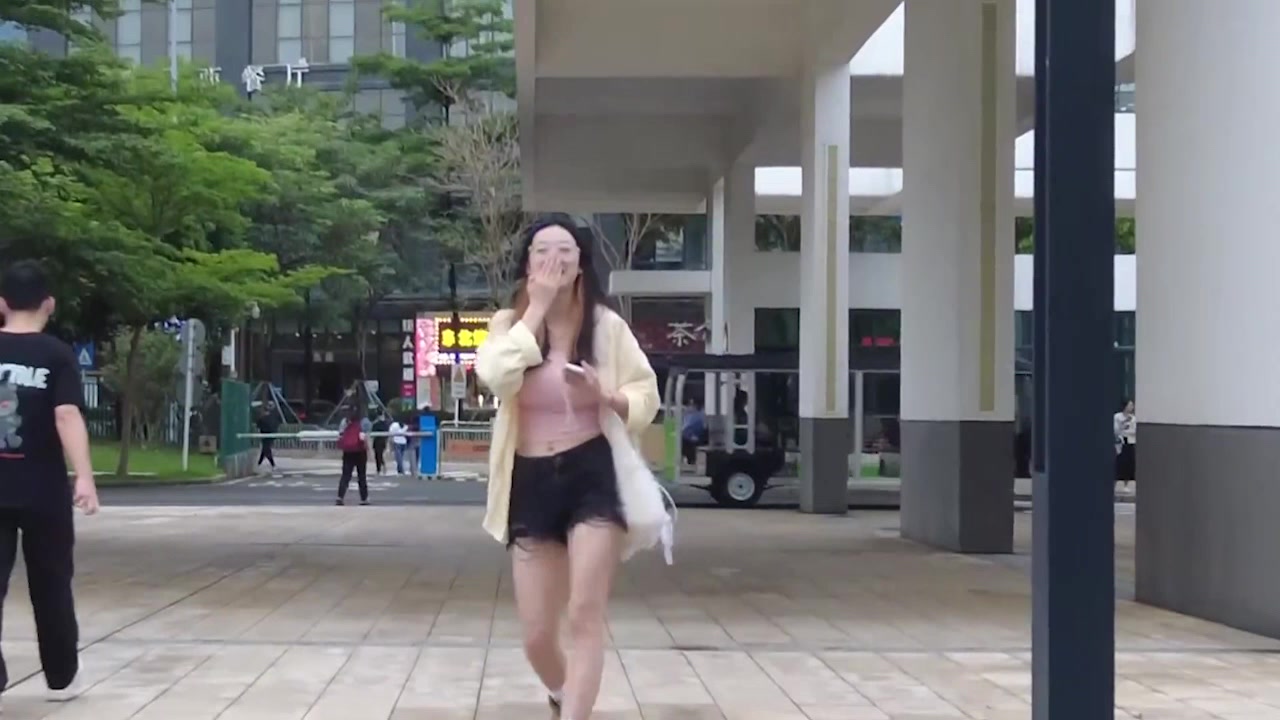 这样的女生给人一种自信阳光的感觉！！