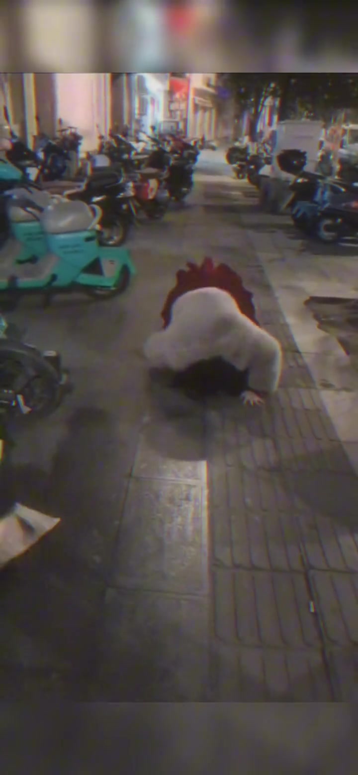 这俩小姐姐这是喝了多少啊 竟在路上…