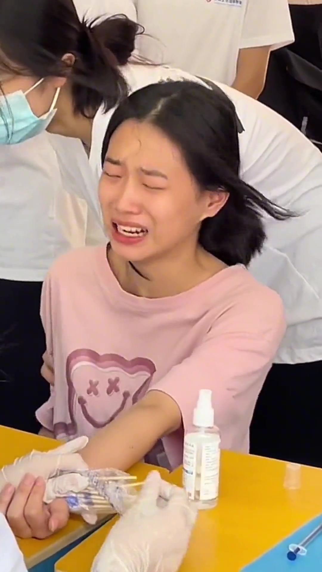 女同学害怕打针“未打先哭” 看得出来她真的很害怕