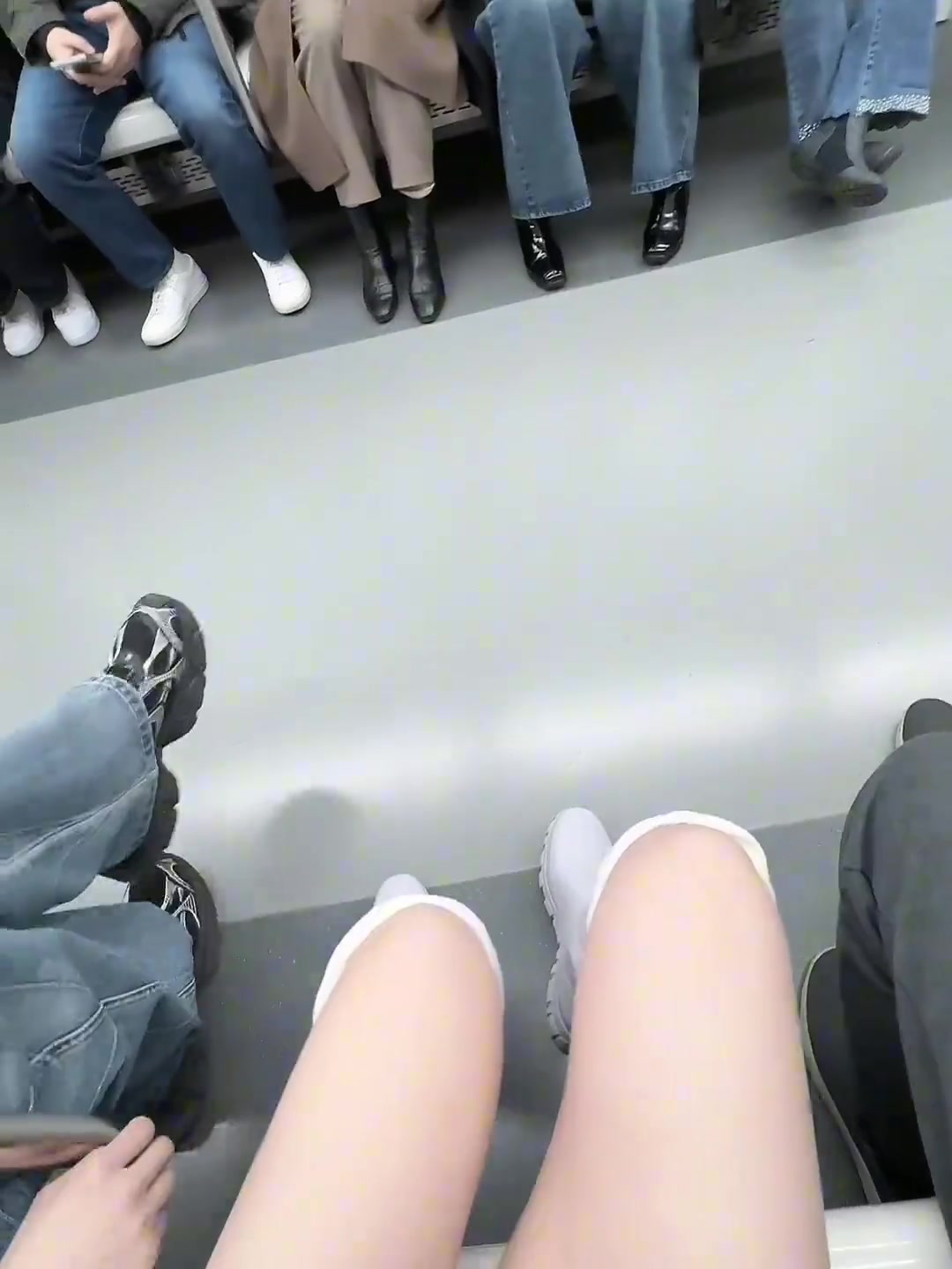 你们敢在地铁上这么玩，我都不好意思看