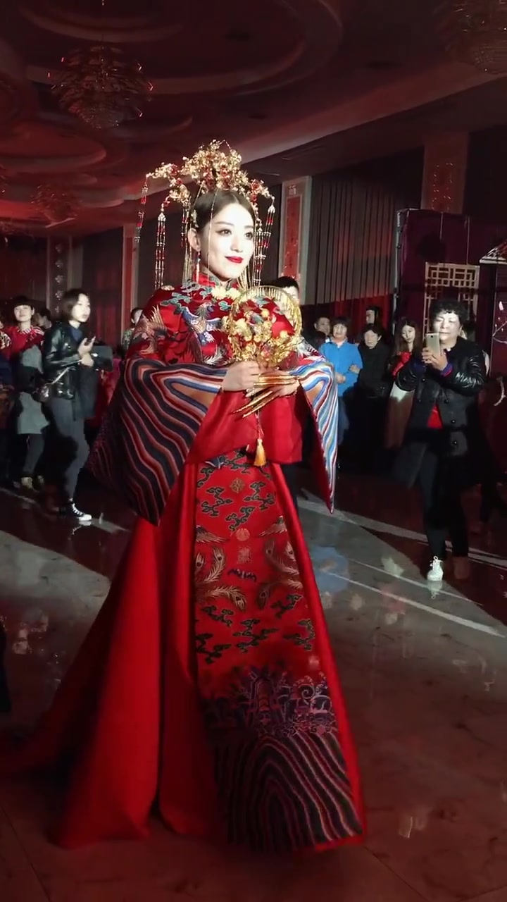 新娘结婚穿中式礼服，惊艳众人！