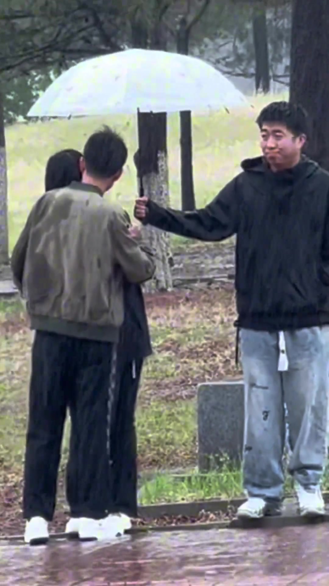 一男子在雨中为情侣撑伞，原来小丑竟是他自己？
