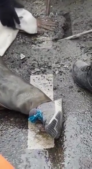 这是什么情况？水泥侠来了？