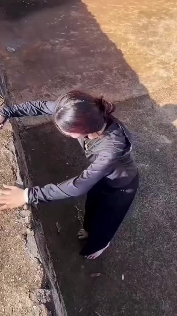 刚开始还以为妹子是个绝世武林高手呢，没想到