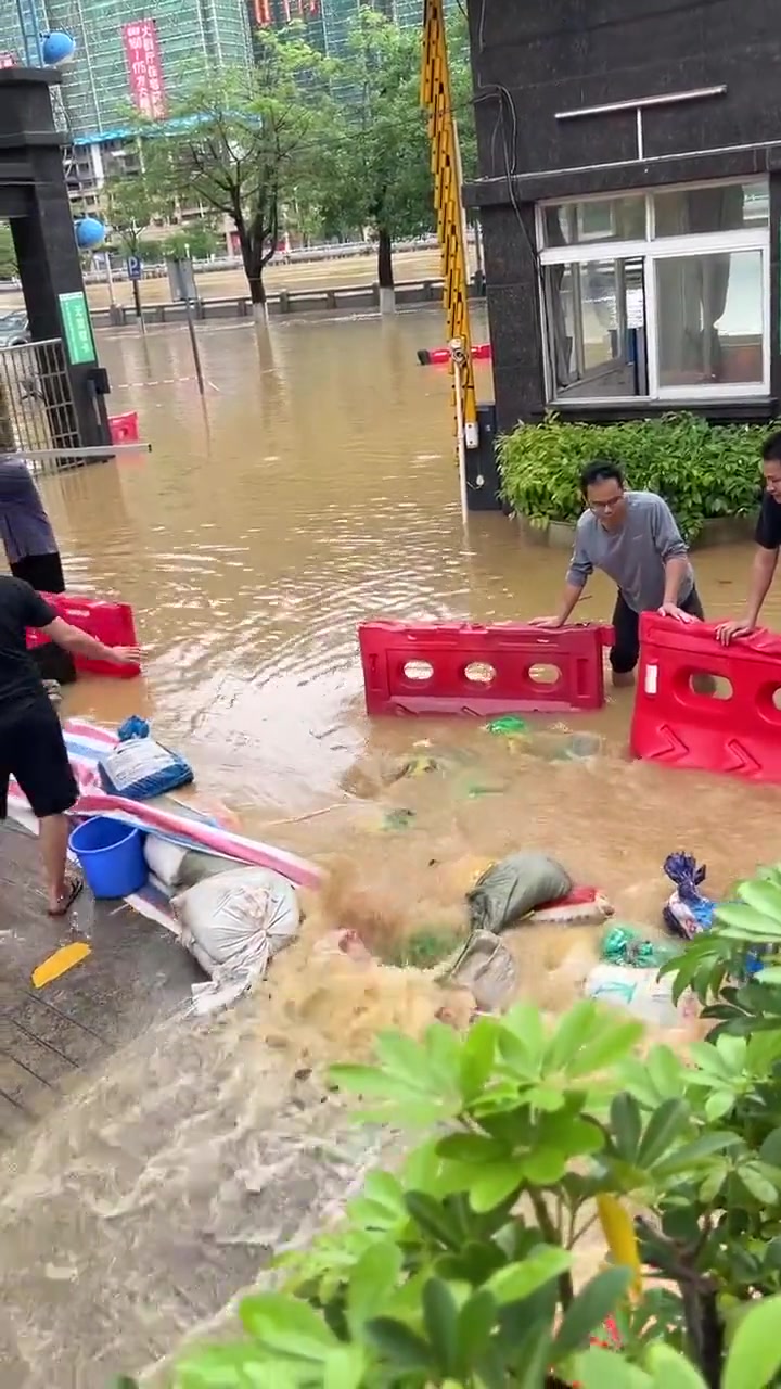 这么多人的车库，咋才这么几个人来堵呢