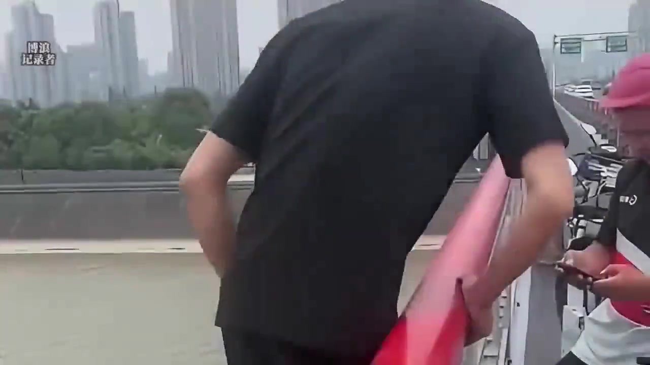 从这么高的地方跳下去，需要莫大的勇气！