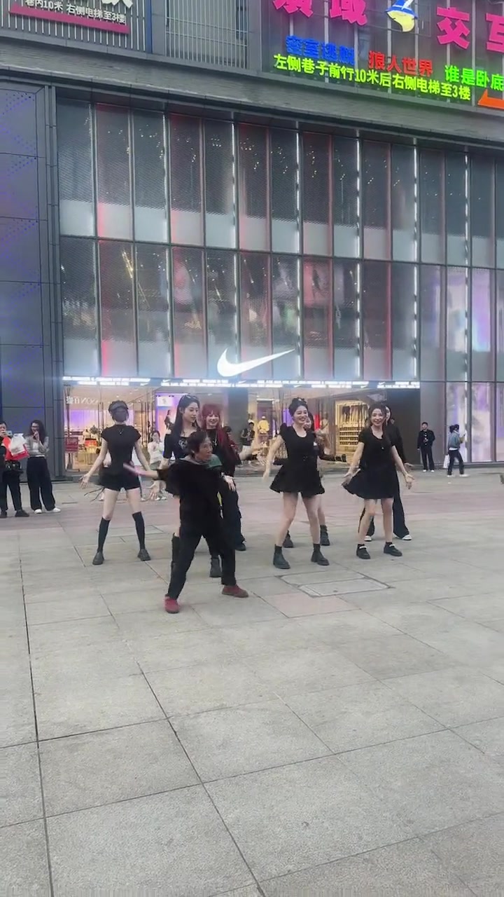不愧是大妈！都知道“C位”的重要性