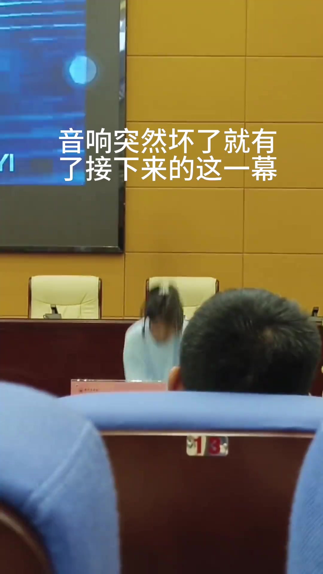 果然人在尴尬的时候都会显得很忙