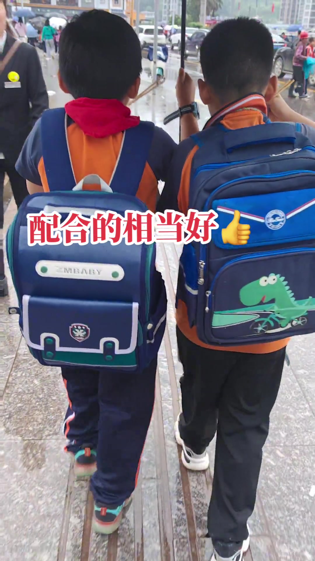 俩小吃货倒是配合的天衣无缝...