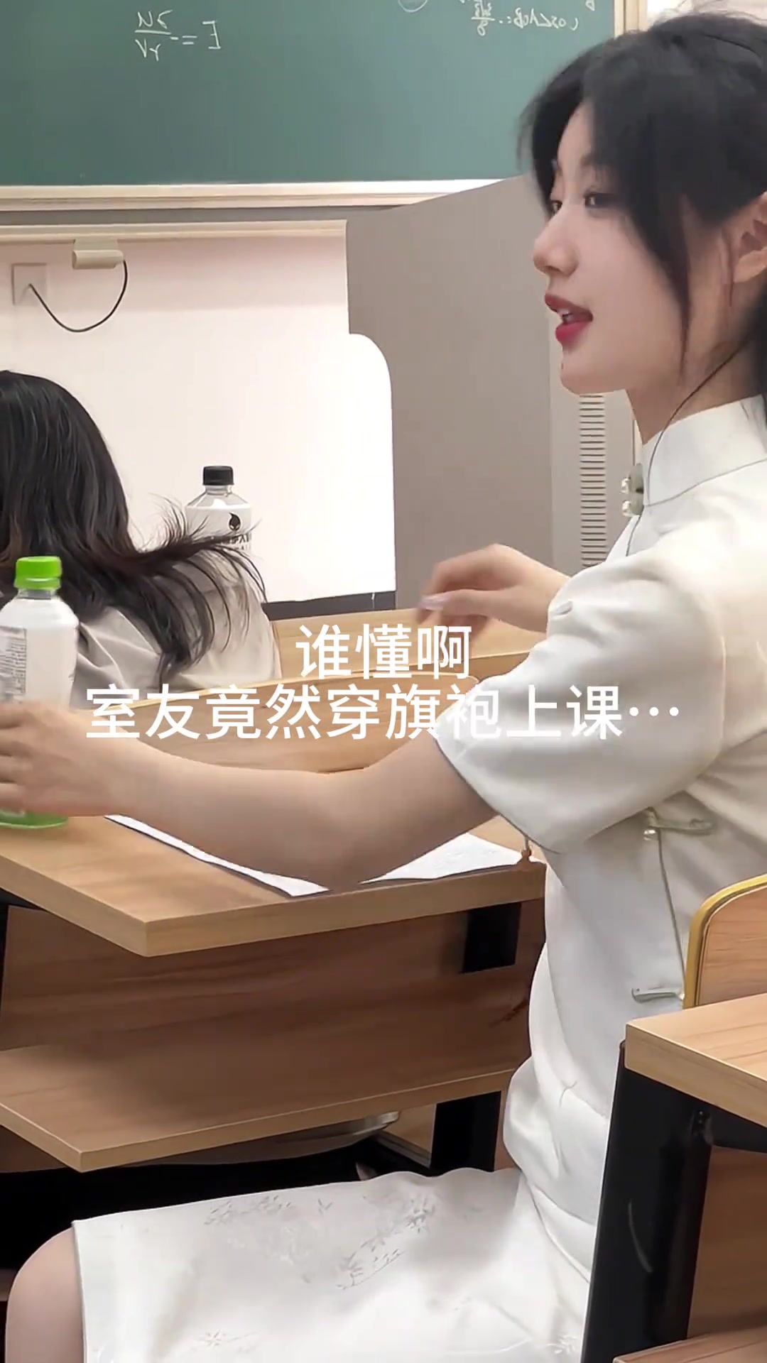 好羡慕她的勇气…在学校里穿旗袍会很奇怪吗？