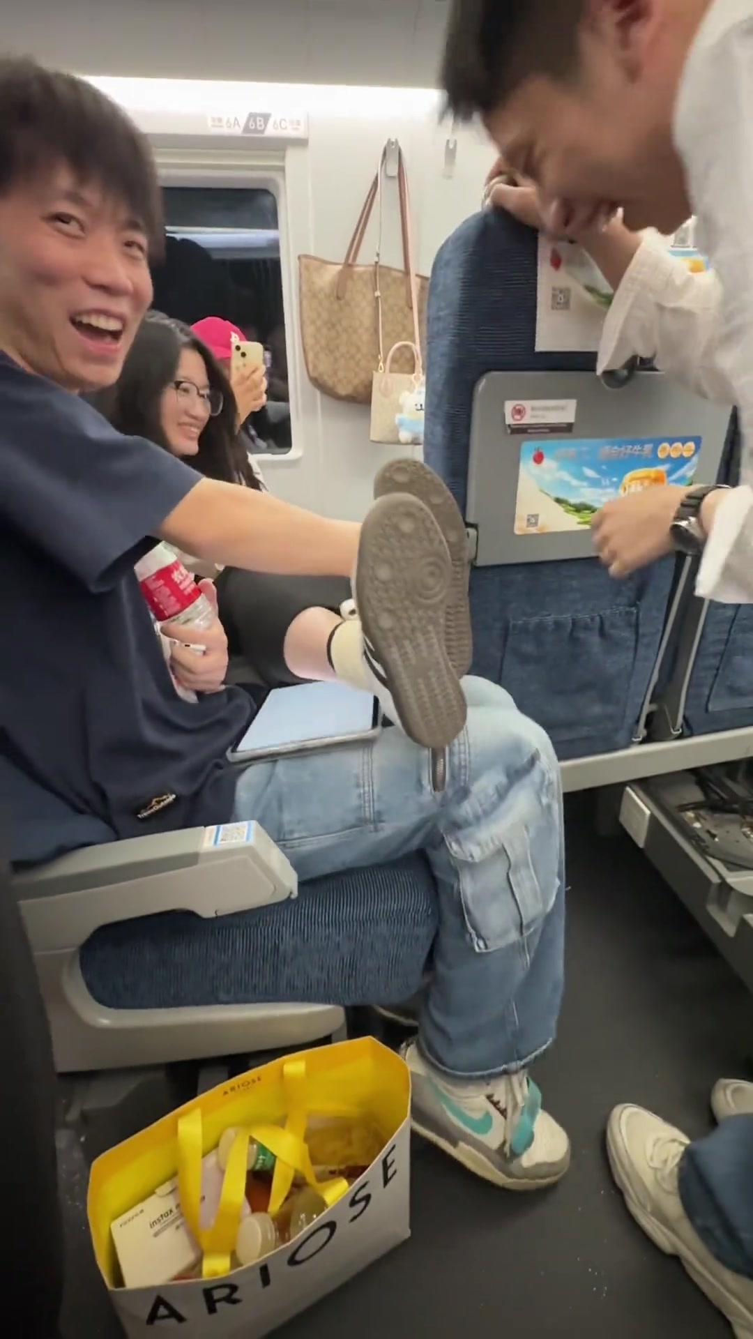 高铁都让大学生玩坏了