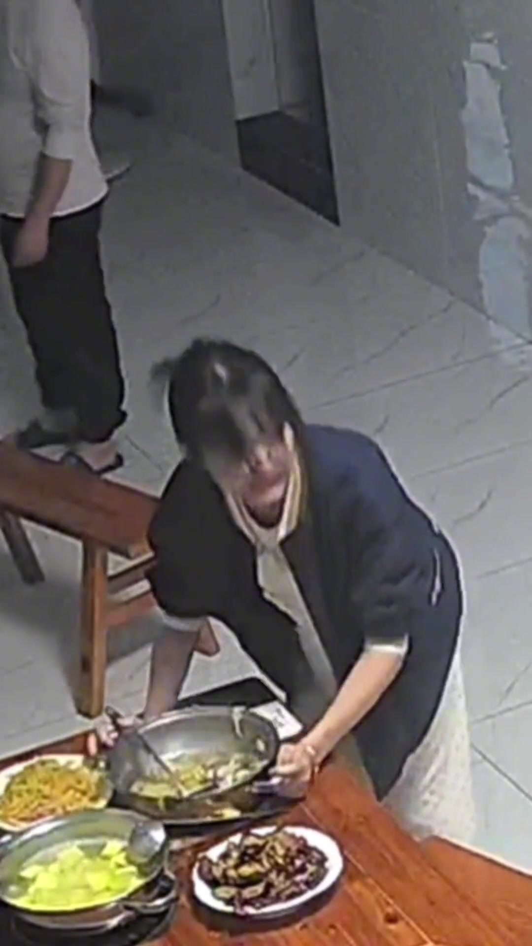 前一秒还蹦蹦哒哒，后一秒尴尬了