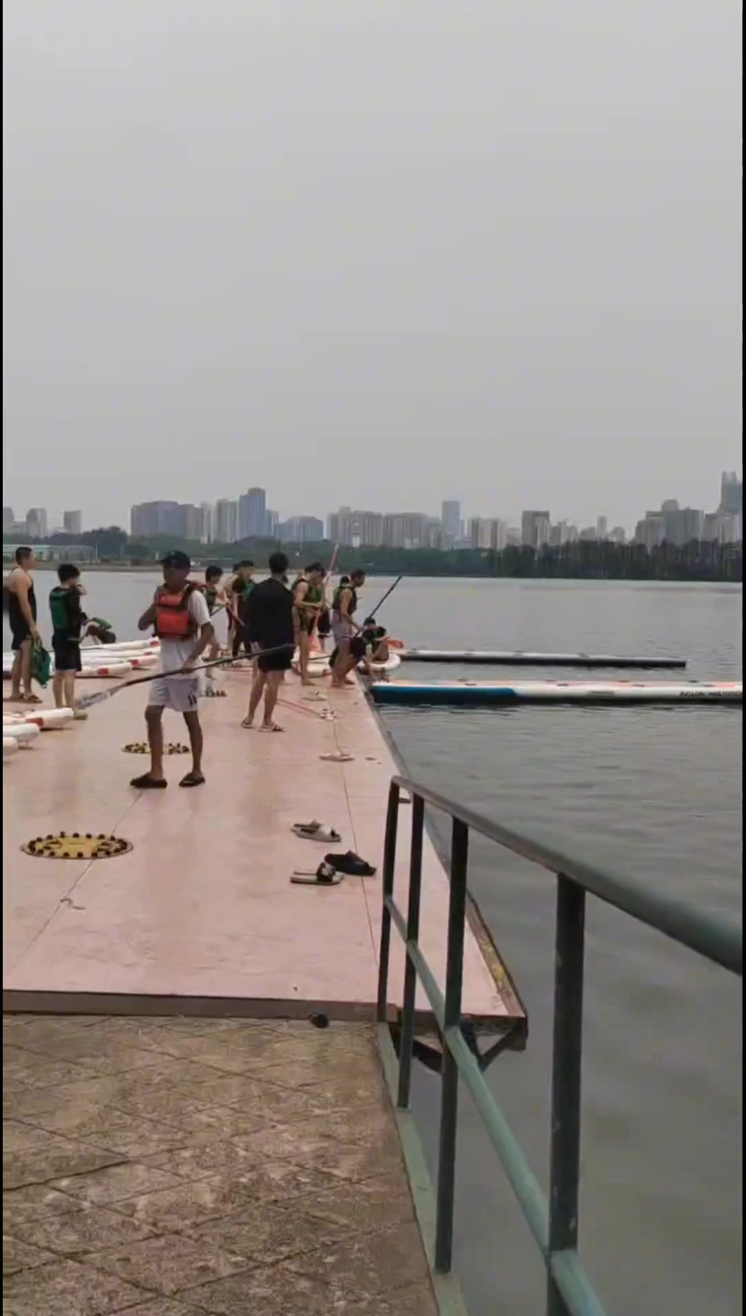 求最后一个要多少速度才能上船