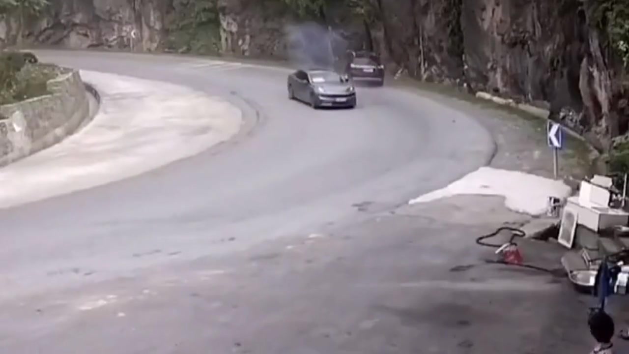 车：你俩下来负责处理事故，我先回去过年！