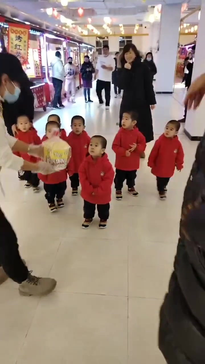 这对夫妻好奇怪，一模一样的非要生七个