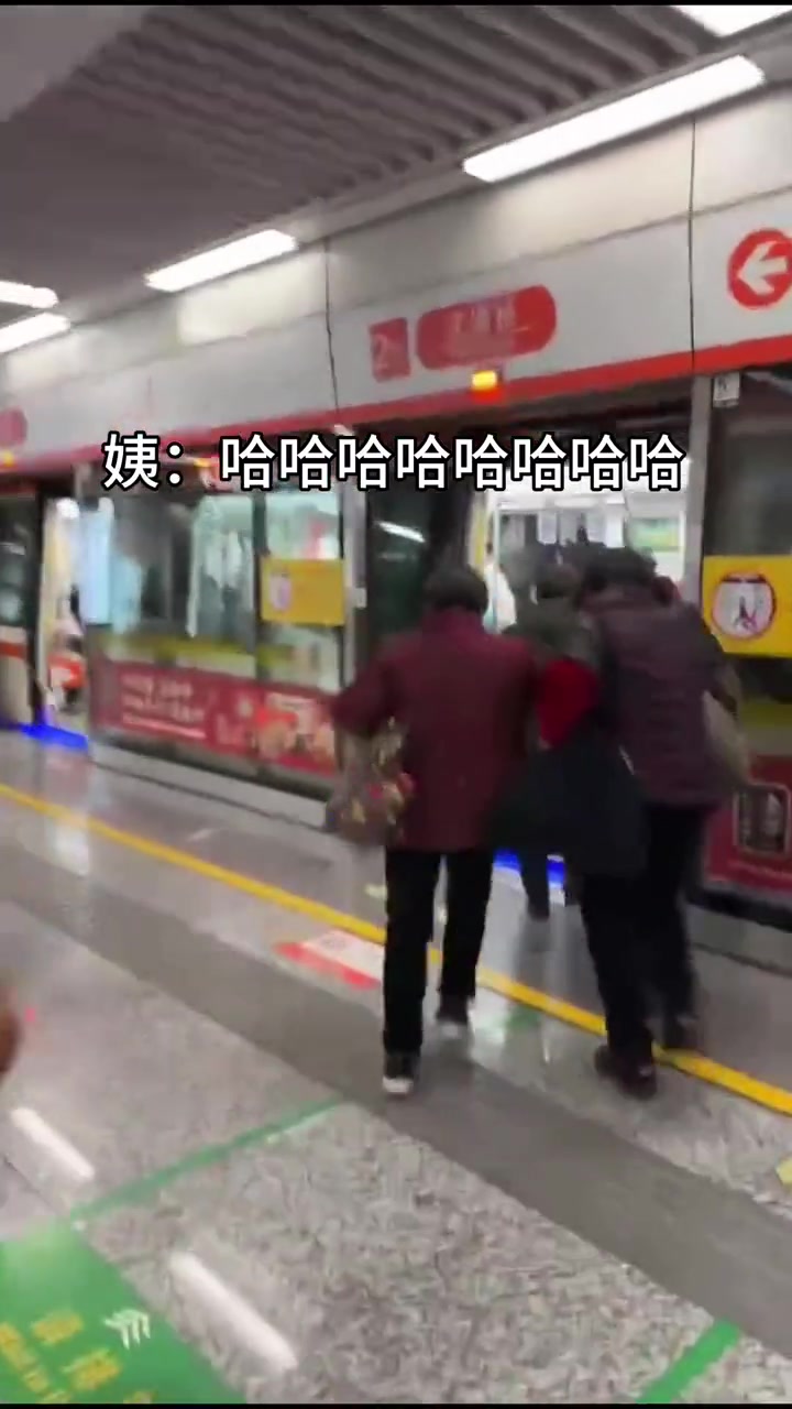头一次见地铁被叫二次开门了