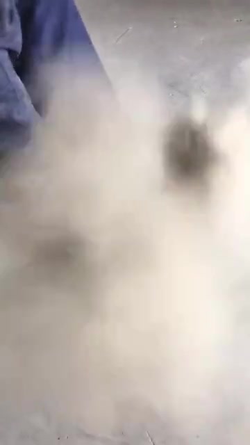 好啊！我说一天少了几十吨水泥，原来是藏在你鞋里