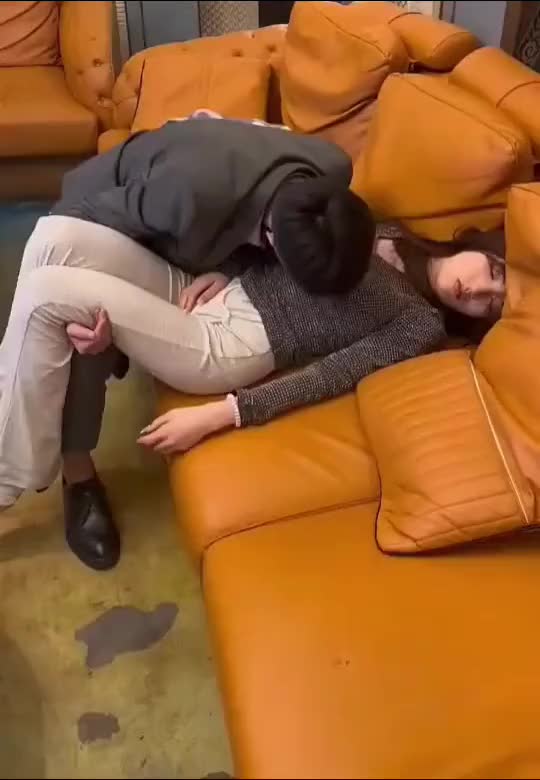 女人在外面千万别喝太多酒，不然遇见坏人就麻烦了