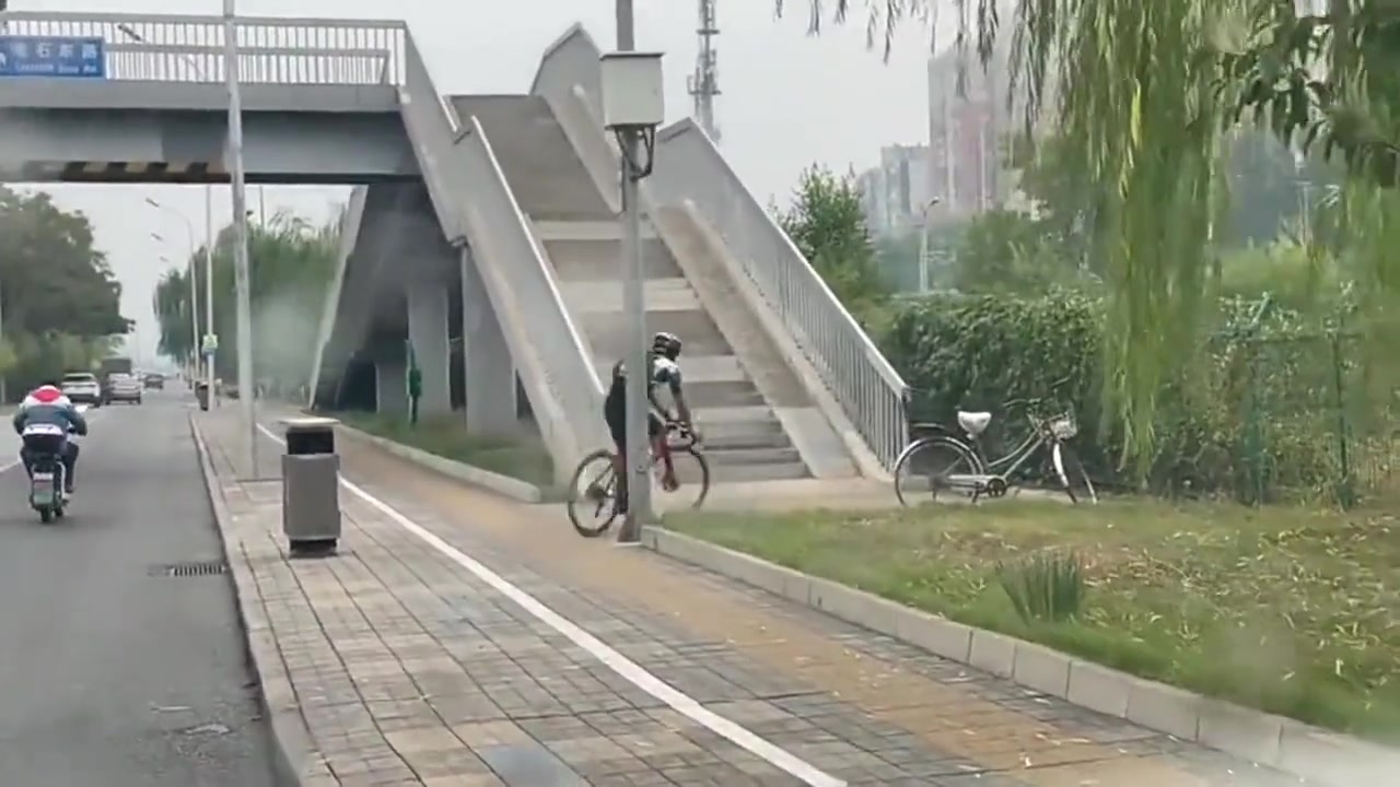 带发动机的都不一定上得去，他硬是登上去了