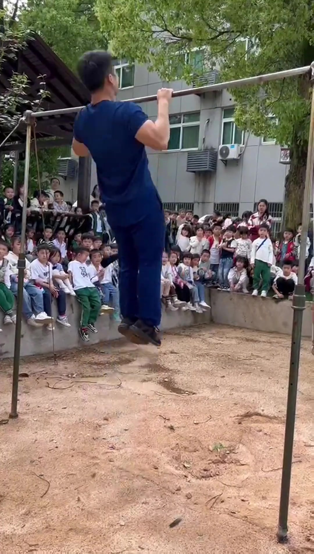 消防员花式“炫技”，小朋友化身最强“捧场王~ ！