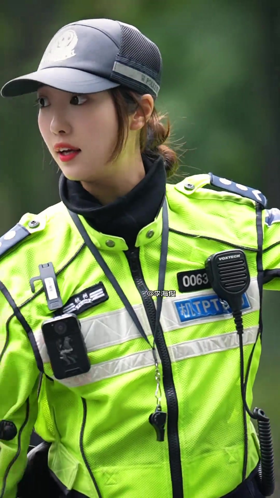 美女交警正在执勤亲和力拉满！