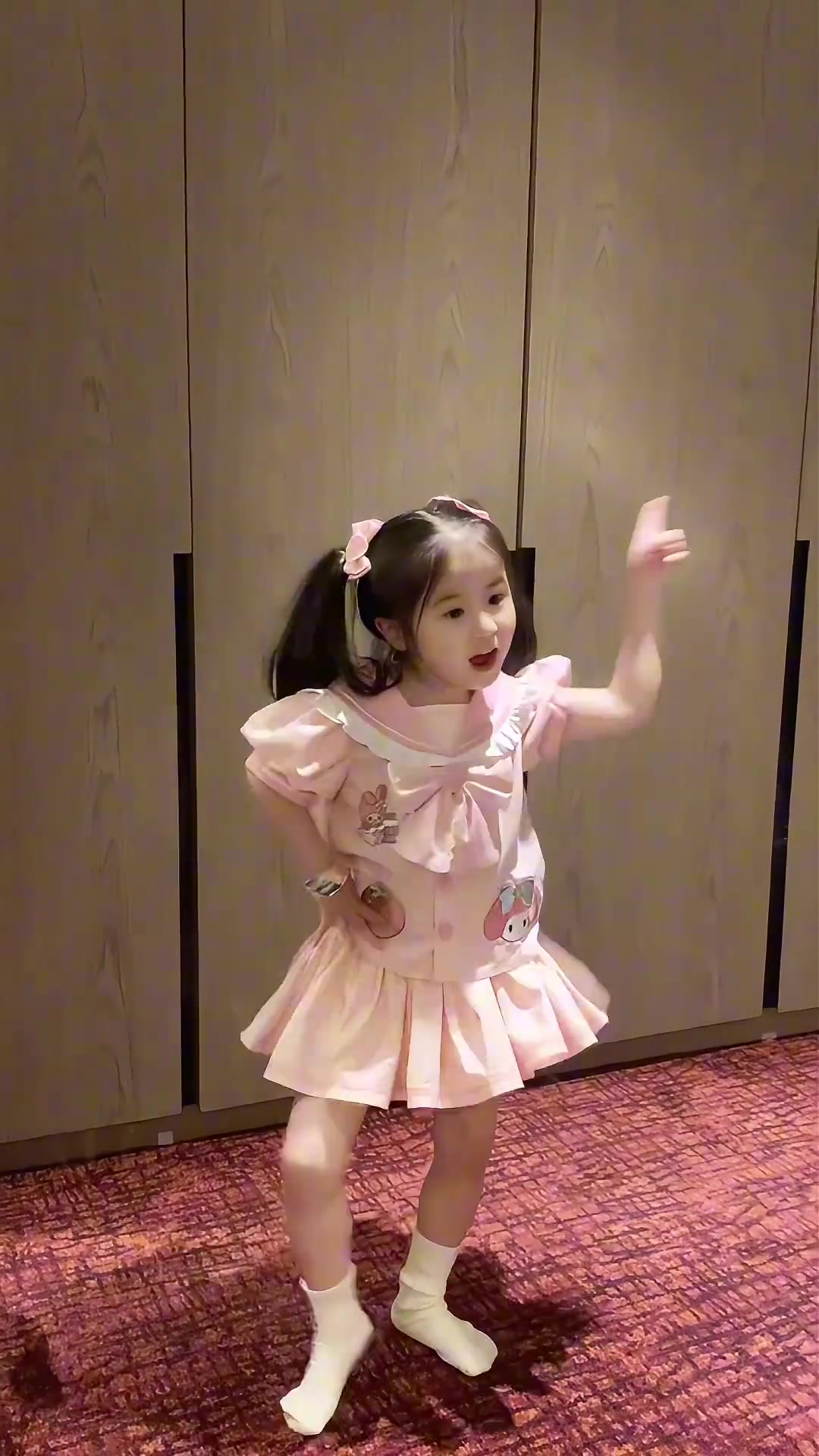 看这小妹妹舞跳的！这培训费没白交