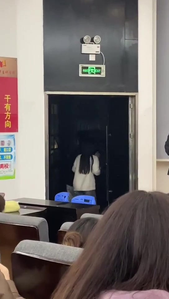 你的幸福可以小点声吗 有点吵到我的孤单了