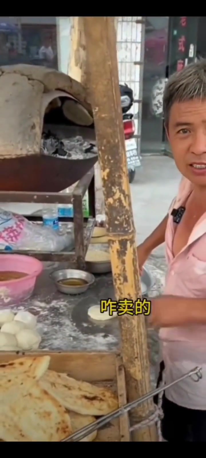 老板不但光明正大的偷吃榴莲，还光明正大的骂人