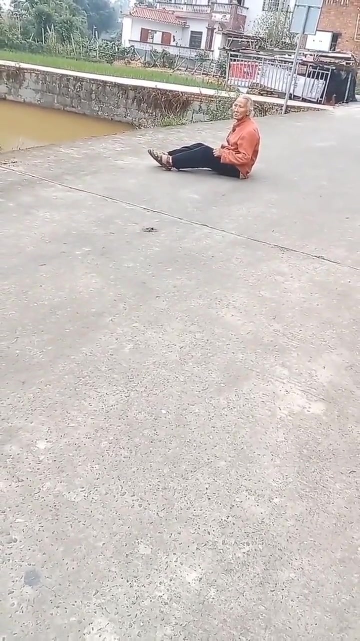 不让别人钓鱼 飞踢鱼竿，动作娴熟