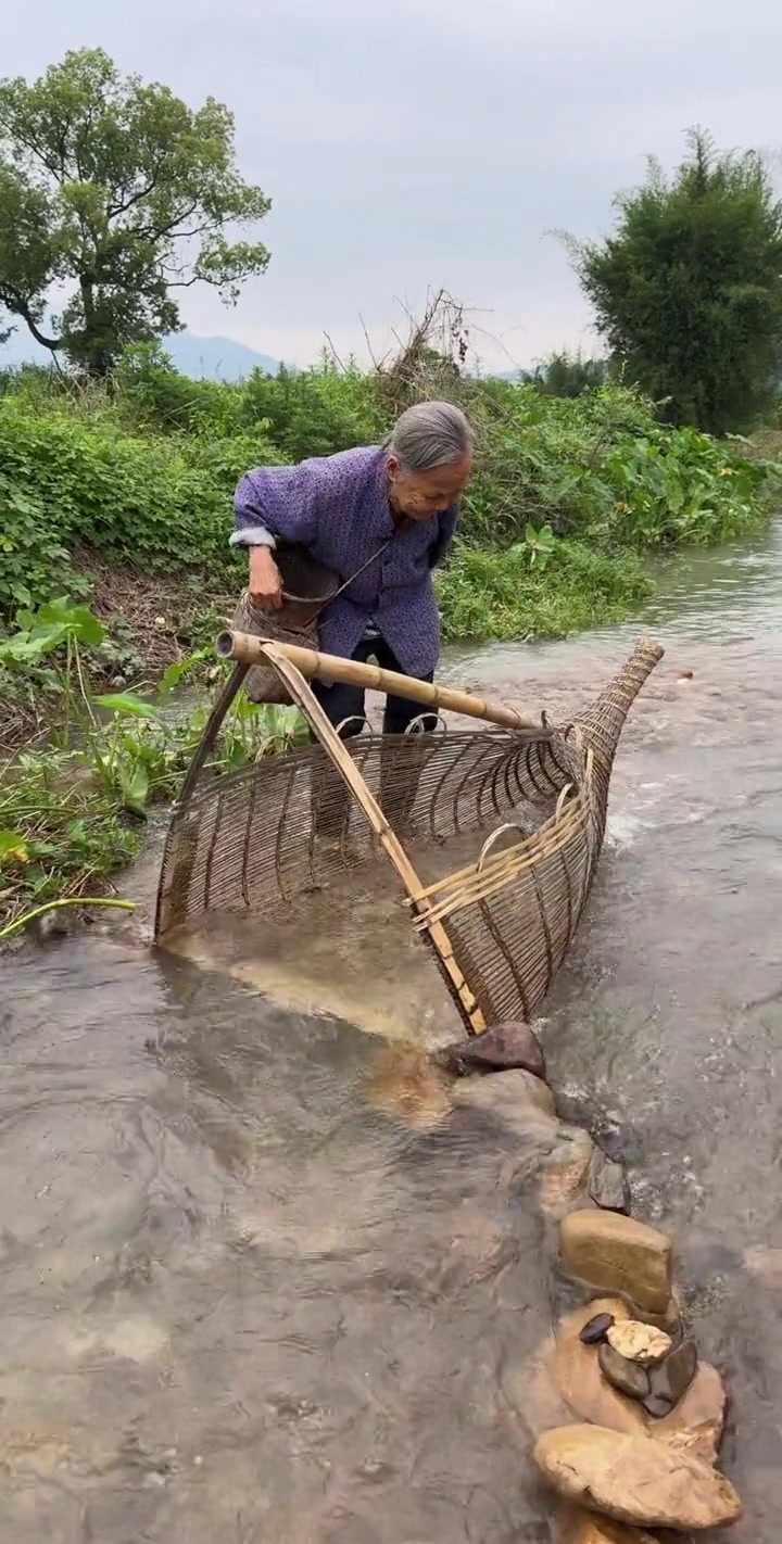 雨后山里的小河涨水了很多鱼你们那里呢 ！