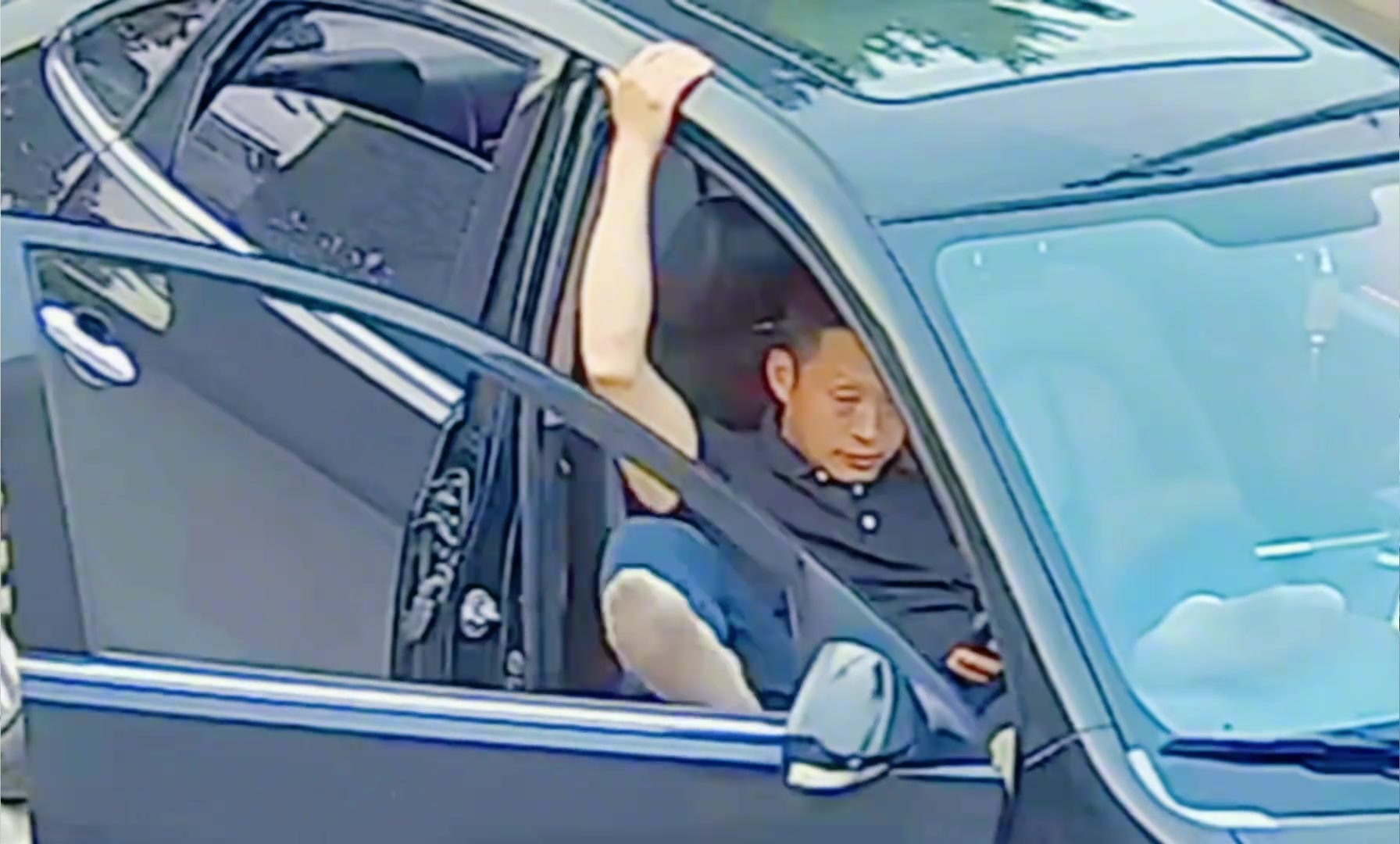 这种情况要先骂脑子还是先骂腿