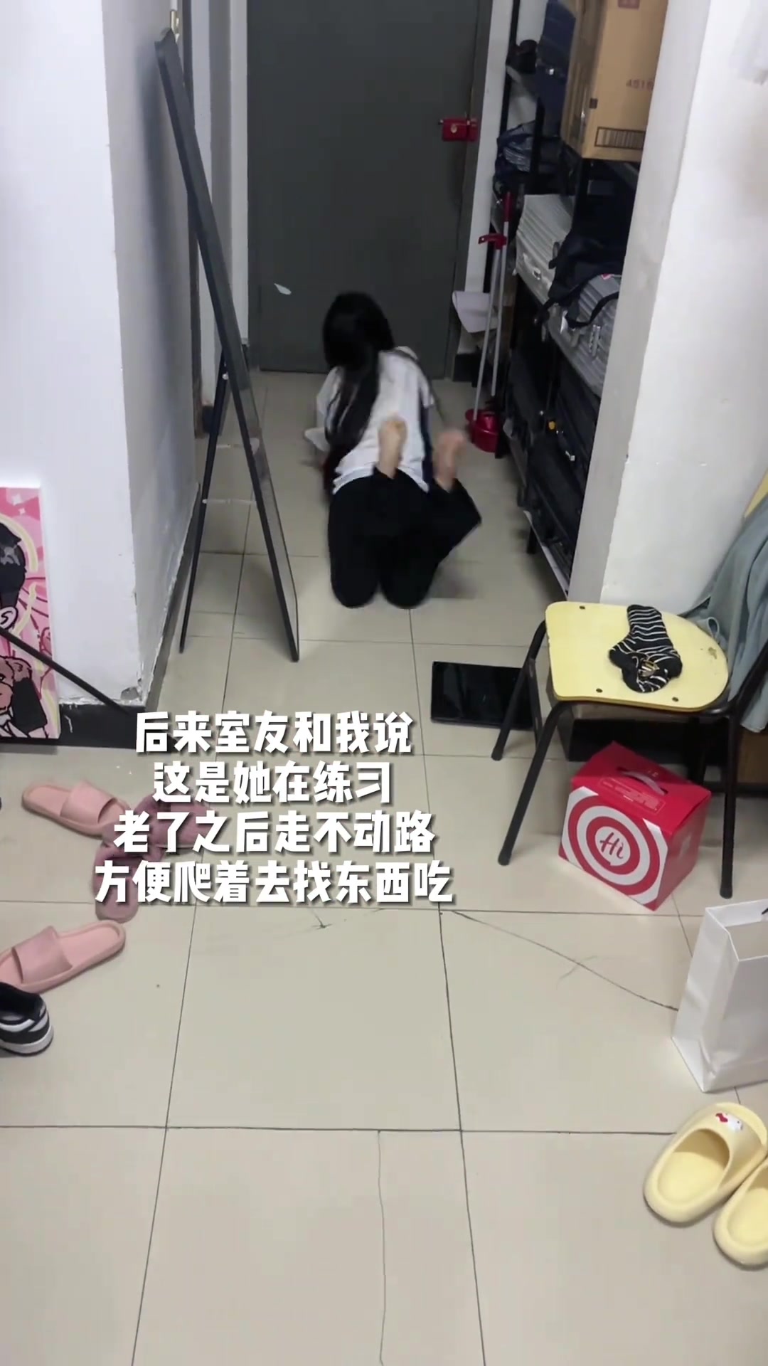 小姐姐这样爬还挺需要臂力的吧