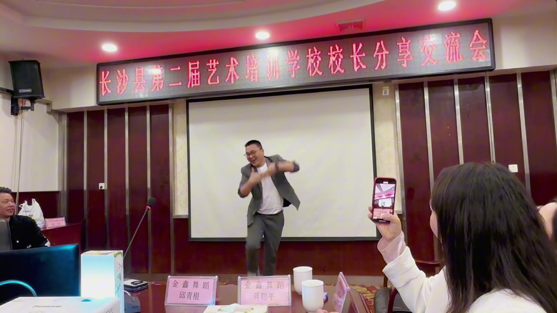 这像是被迫营业吗？台下观众倒是都很开心