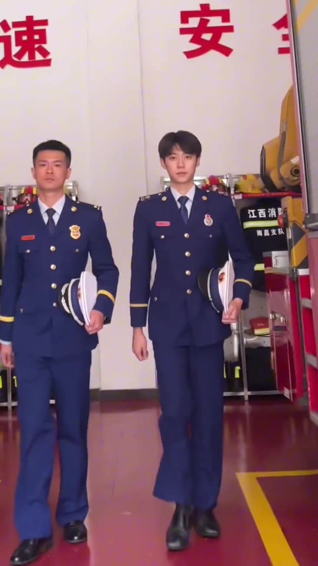 “你一个，我一个，她一个”！