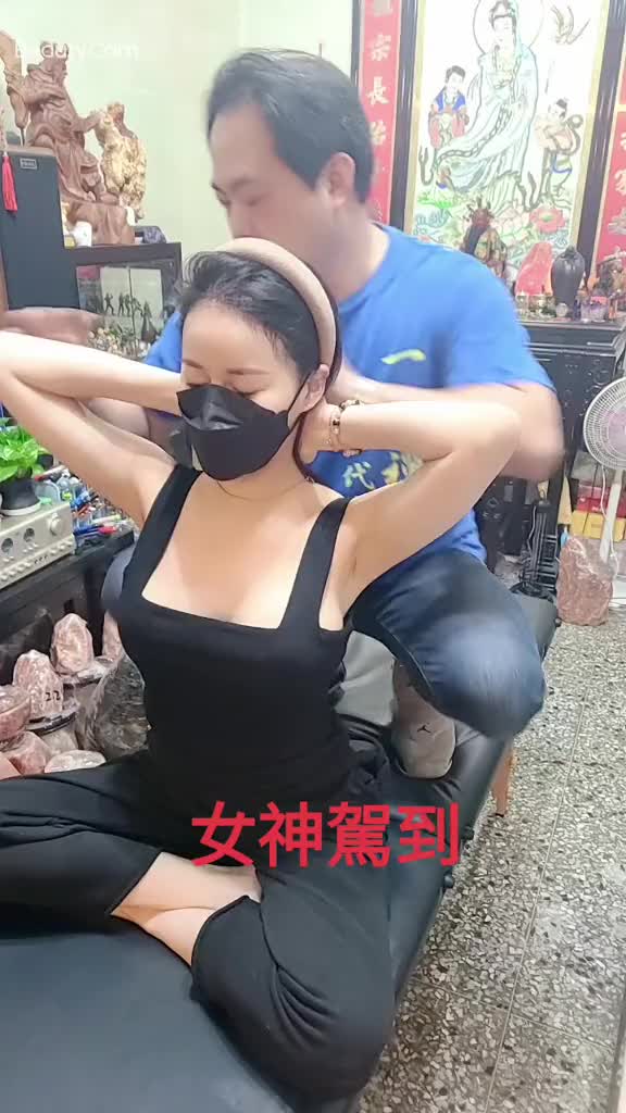 不懂就问：妹子这是治疗啥病呢？