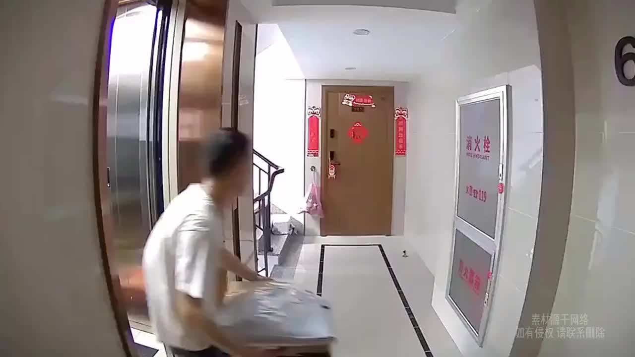网友晒出快递员给他家送快递的时刻，大家怎么看？