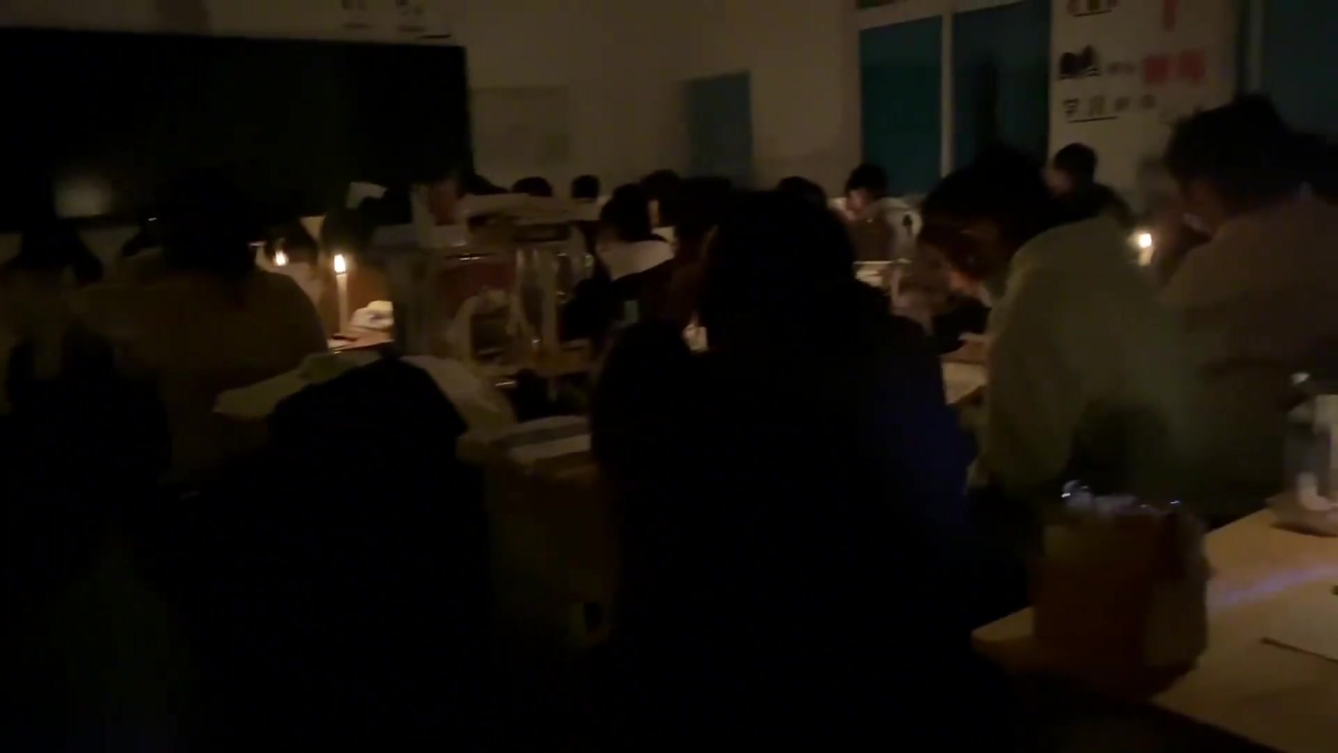 晚自习停电全班一起点蜡烛 是我记一辈子的高中生活！