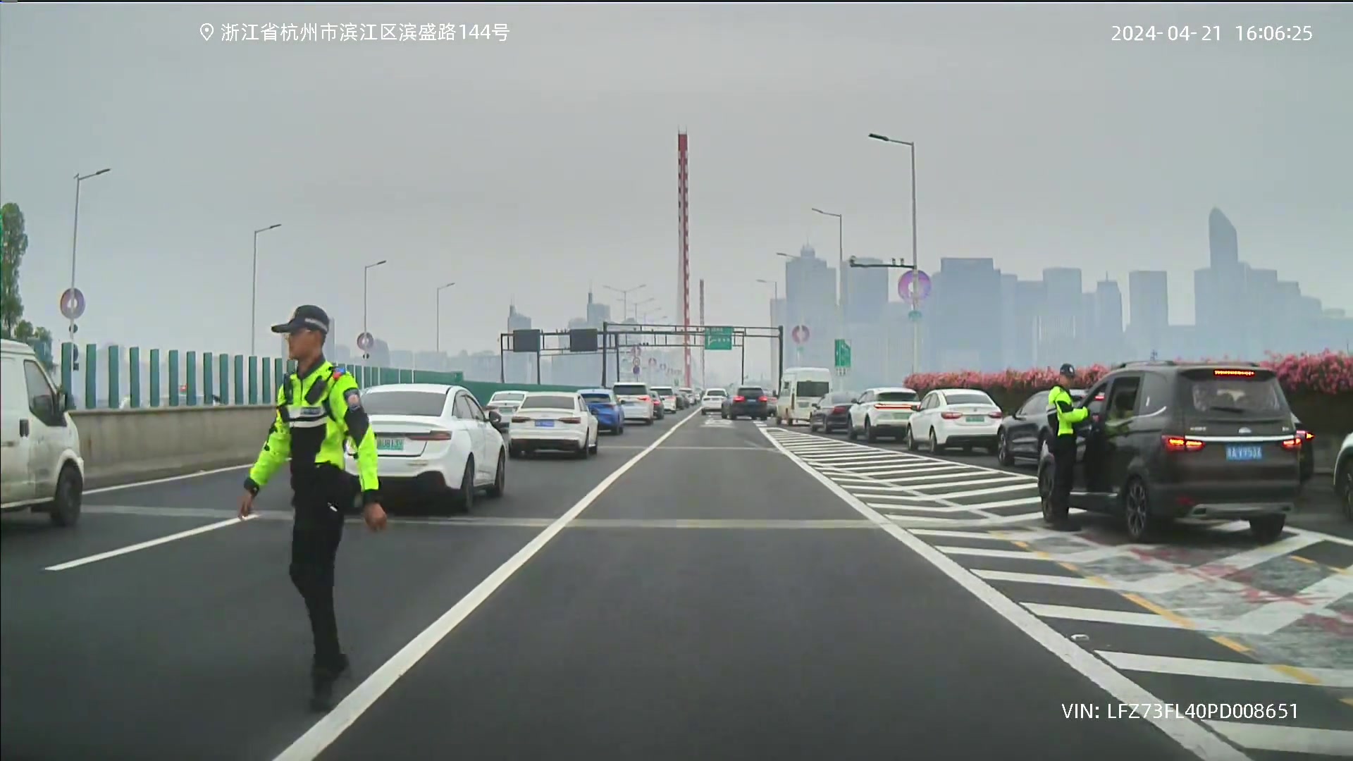 杭州摩托上高架闯闸，以为是拦我呢