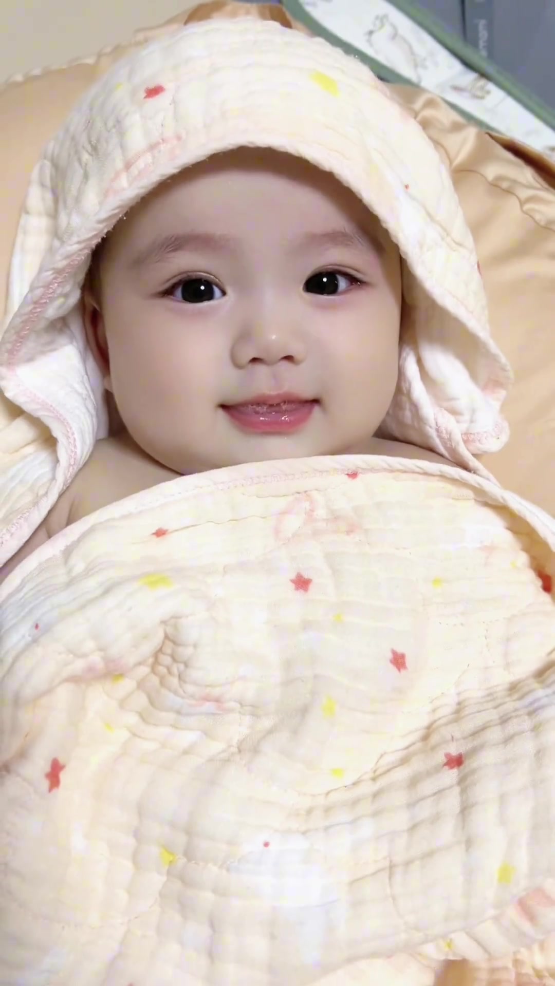 她也太乖了吧 眼里有星星的宝！