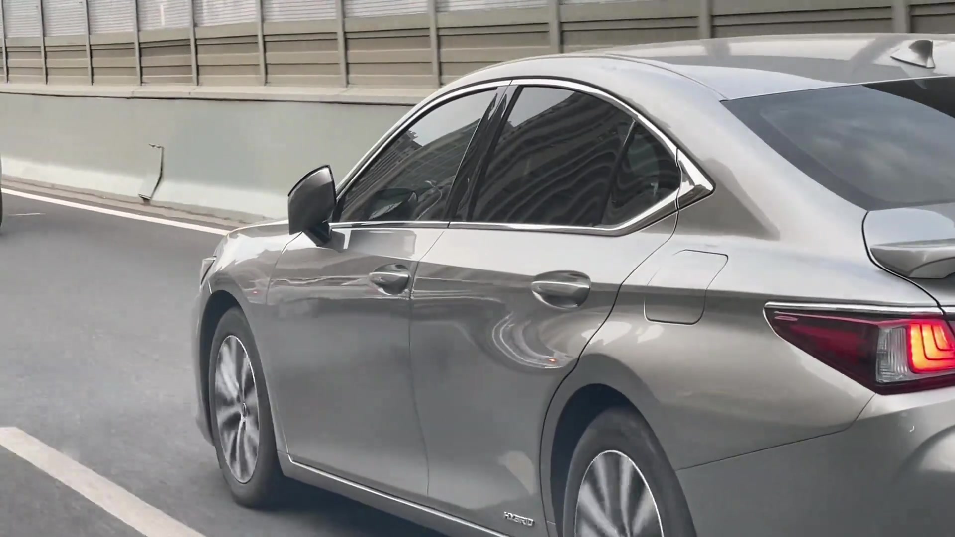 不敢超车，怕她变道